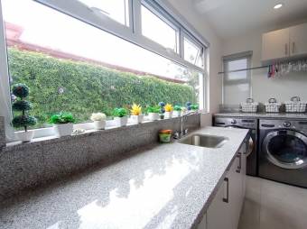 Se vende moderna casa con amplio patio en San Isidro Heredia 25-1931 Se vende moderna casa con amplio patio en San Isidro Heredia 25-1931