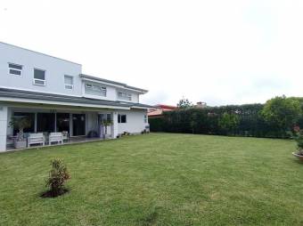 Se vende moderna casa con amplio patio en San Isidro Heredia 25-1931 Se vende moderna casa con amplio patio en San Isidro Heredia 25-1931