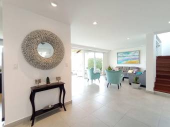 Se vende moderna casa con amplio patio en San Isidro Heredia 25-1931 Se vende moderna casa con amplio patio en San Isidro Heredia 25-1931