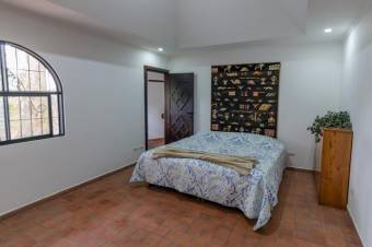 Se vende moderna casa con amplio lote en San Rafael Escazú 25-1011