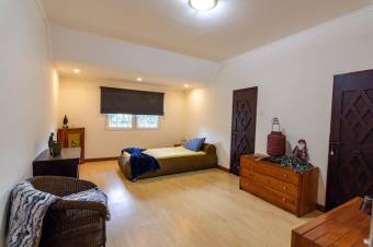 Se vende moderna casa con amplio lote en San Rafael Escazú 25-1011