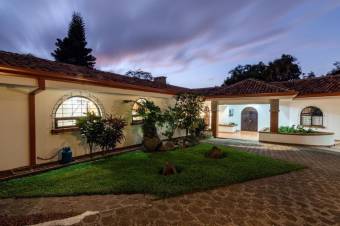 Se vende moderna casa con amplio lote en San Rafael Escazú 25-1011