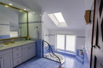 Se vende moderna casa con amplio lote en San Rafael Escazú 25-1011