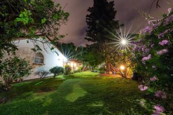 Se vende moderna casa con amplio lote en San Rafael Escazú 25-1011