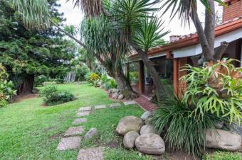 Se vende moderna casa con amplio lote en San Rafael Escazú 25-1011