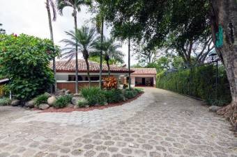 Se vende moderna casa con amplio lote en San Rafael Escazú 25-1011