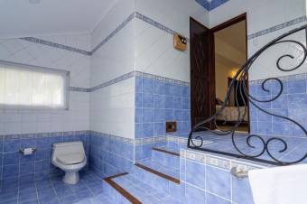 Se vende moderna casa con amplio lote en San Rafael Escazú 25-1011