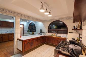 Se vende moderna casa con amplio lote en San Rafael Escazú 25-1011