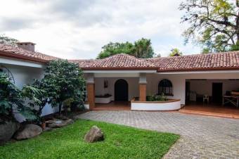 Se vende moderna casa con amplio lote en San Rafael Escazú 25-1011