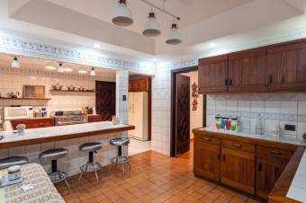 Se vende moderna casa con amplio lote en San Rafael Escazú 25-1011