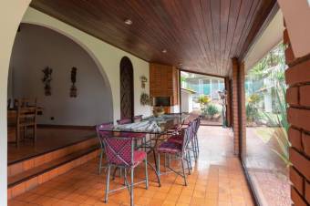 Se vende moderna casa con amplio lote en San Rafael Escazú 25-1011