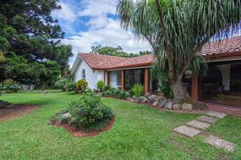 Se vende moderna casa con amplio lote en San Rafael Escazú 25-1011