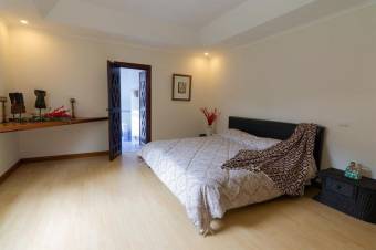 Se vende moderna casa con amplio lote en San Rafael Escazú 25-1011