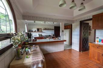 Se vende moderna casa con amplio lote en San Rafael Escazú 25-1011