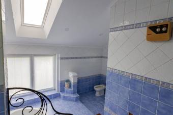 Se vende moderna casa con amplio lote en San Rafael Escazú 25-1011