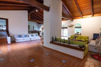 Se vende moderna casa con amplio lote en San Rafael Escazú 25-1011