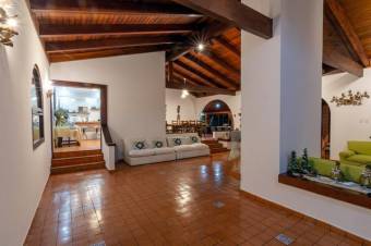 Se vende moderna casa con amplio lote en San Rafael Escazú 25-1011