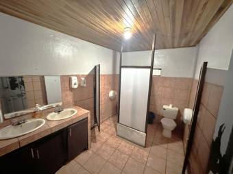 Se vende amplia plaza comercial en Heredia Centro 25-2044, $ 850,000, 9, Heredia, Heredia