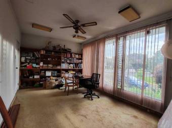 Se vende amplia casa con piscina en Hacienda Los Arcos Heredia 25-643