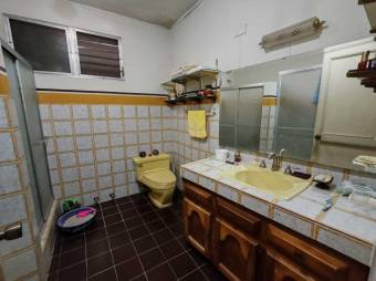 Se vende amplia casa con piscina en Hacienda Los Arcos Heredia 25-643