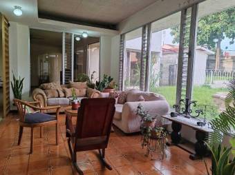 Se vende amplia casa con piscina en Hacienda Los Arcos Heredia 25-643