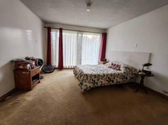 Se vende amplia casa con piscina en Hacienda Los Arcos Heredia 25-643