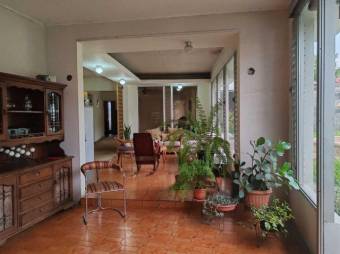 Se vende amplia casa con piscina en Hacienda Los Arcos Heredia 25-643