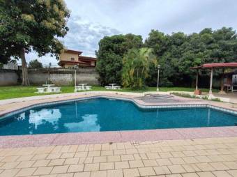 Se vende amplia casa con piscina en Hacienda Los Arcos Heredia 25-643