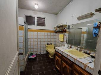 Se vende amplia casa con piscina en Hacienda Los Arcos Heredia 25-643