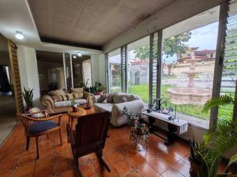Se vende amplia casa con piscina en Hacienda Los Arcos Heredia 25-643