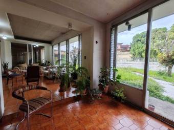 Se vende amplia casa con piscina en Hacienda Los Arcos Heredia 25-643