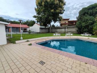 Se vende amplia casa con piscina en Hacienda Los Arcos Heredia 25-643