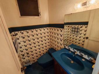 Se vende amplia casa con piscina en Hacienda Los Arcos Heredia 25-643