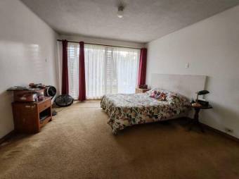 Se vende amplia casa con piscina en Hacienda Los Arcos Heredia 25-643