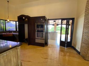 Se vende amplia casa con mas de 10,700m2 en Guácima Alajuela 23-904