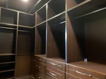 Se vende amplia casa con mas de 10,700m2 en Guácima Alajuela 23-904