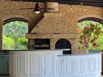 Se vende amplia casa con mas de 10,700m2 en Guácima Alajuela 23-904