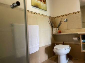 Se alquila moderno apartamento en Rio Oro Santa Ana 25-1472