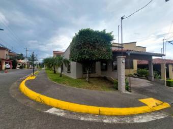 Se vende casa esquinera con patio en San Francisco Heredia 25-2038 Se vende casa esquinera con patio en San Francisco Heredia 25-2038