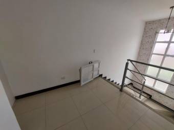 Se vende moderna casa con patio en San Antonio Escazú 25-1896