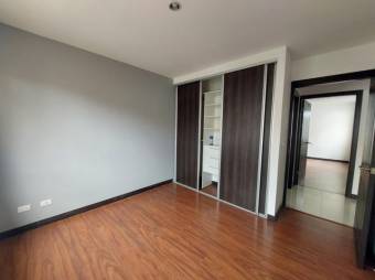 Se vende moderna casa con patio en San Antonio Escazú 25-1896