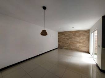 Se vende moderna casa con patio en San Antonio Escazú 25-1896