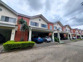 Se vende moderna casa con patio en San Antonio Escazú 25-1896