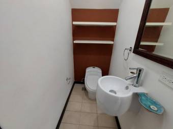 Se vende moderna casa con patio en San Antonio Escazú 25-1896