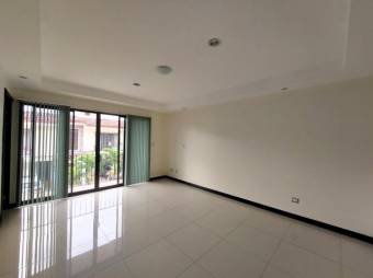 Se vende moderna casa con patio en Santa Ana 25-1779