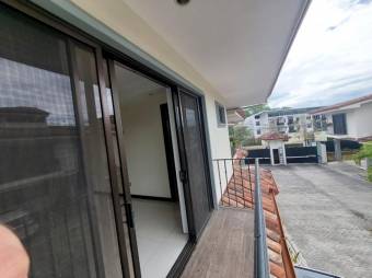 Se vende moderna casa con patio en Santa Ana 25-1779