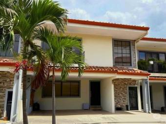 Se vende moderna casa con patio en Santa Ana 25-1779