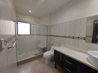 Se vende moderna casa con patio en Santa Ana 25-1779