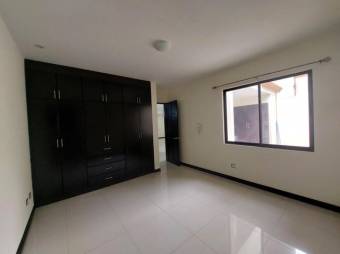 Se vende moderna casa con patio en Santa Ana 25-1779