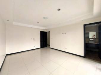 Se vende moderna casa con patio en Santa Ana 25-1779